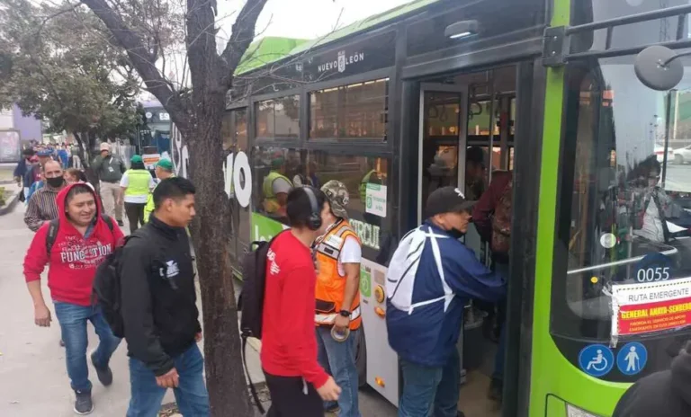 Sorprenden a usuarios filas del Metro tras cierre de estaciones en Monterrey