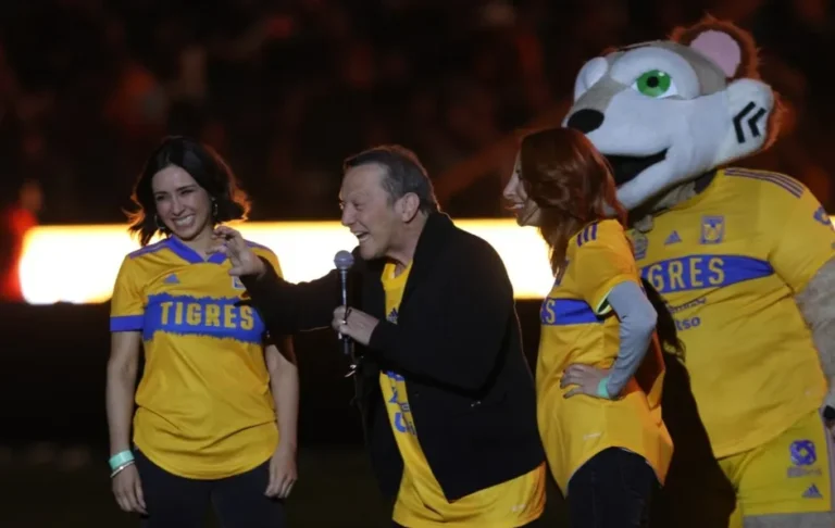 Visita el actor Rob Schneider Estadio Universitario en Monterrey