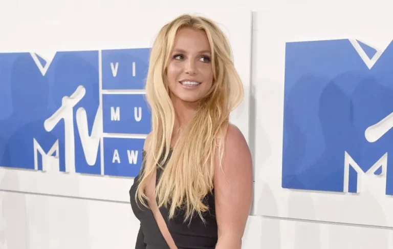 Critica PETA a Britney Spears por presuntamente comprar un perrito 