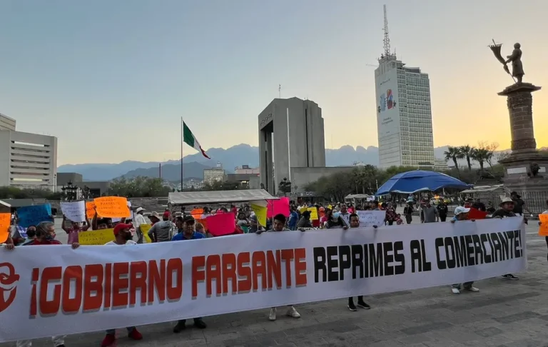 Se manifiestan comerciantes ambulantes en el Palacio de Gobierno de NL