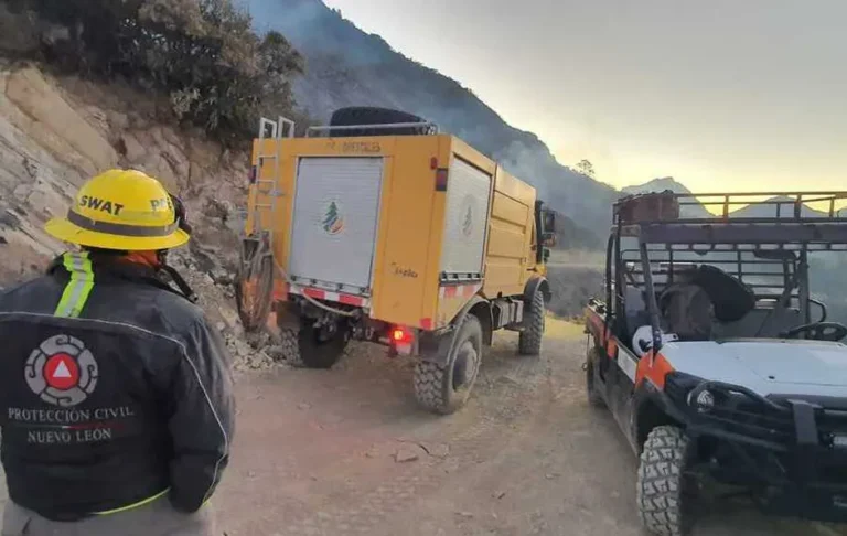 Sigue Protección Civil labores para apagar incendio en la Sierra de Santiago