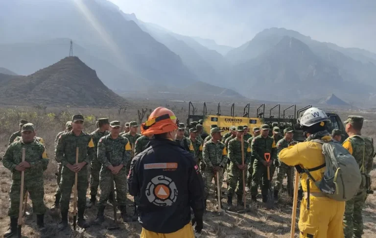 Combaten elementos incendios forestales en el municipio de García, NL