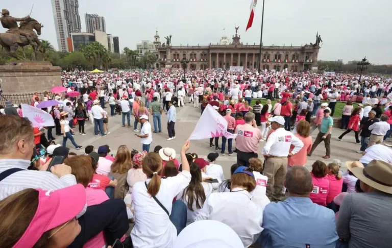 Regios se manifiestan a favor del INE en Monterrey