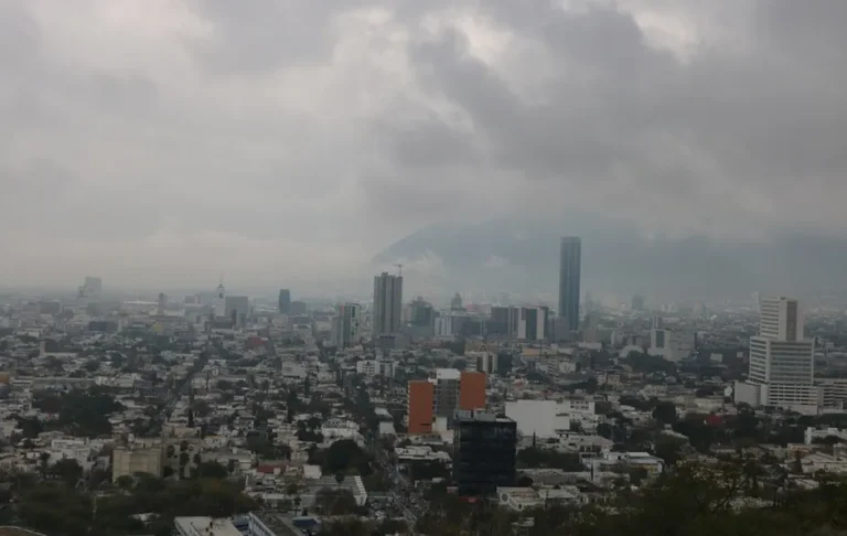 Reportan lluvias ocasionales y cielo nublado en el área metropolitana