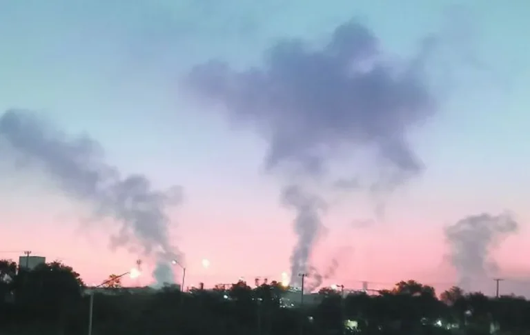 Reportan columnas de humo en refinería de Cadereyta, NL