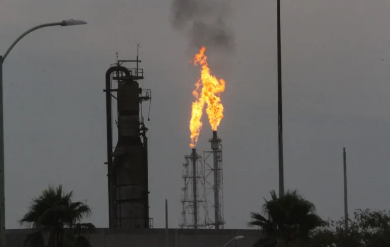 Gobierno de NL amenaza clausurar refinería en Cadereyta por contaminación