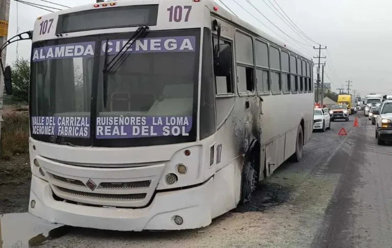 Informan se incendia camión de la ruta 51 en carretera Monterrey-Laredo