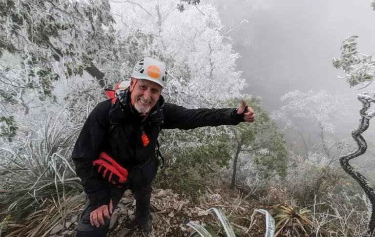 Captan senderistas caída de aguanieve en Cerro de las Mitras