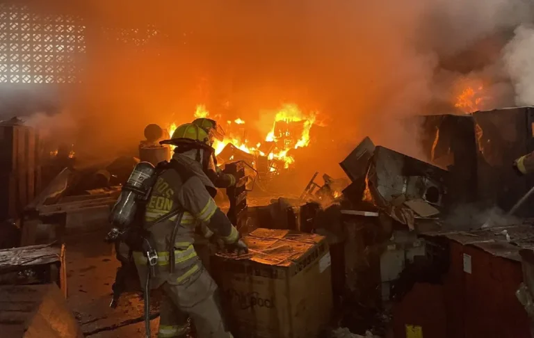 Provocan fuertes vientos destrozos, caída de postes e incendios en Nuevo León