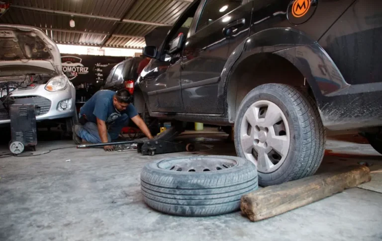 Reportan alza de trabajo en vulcanizadoras y talleres por lluvias en Nuevo León