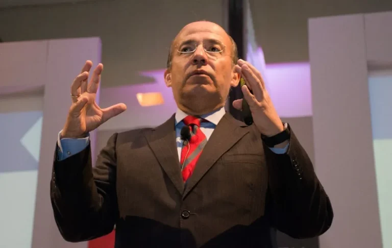 Felipe Calderón plantea usar al INE para reconstruir a la oposición