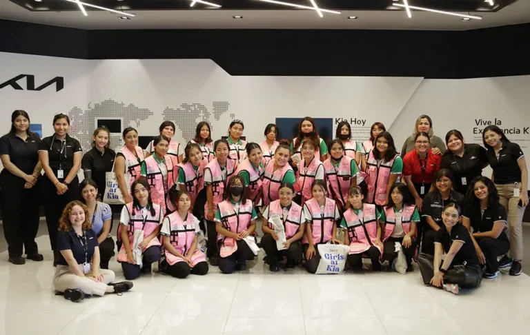 Kia México recibe a 20 mujeres del Conalep en sus instalaciones