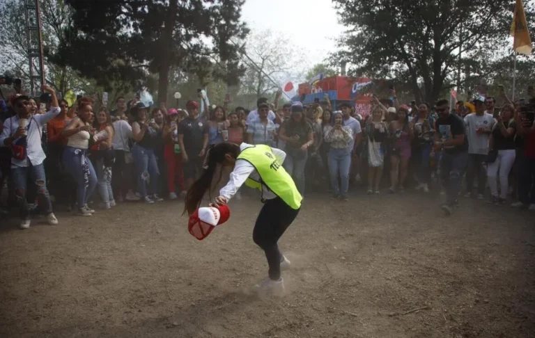 Se hace viral joven vendedora de cerveza en Pa’l Norte 2023