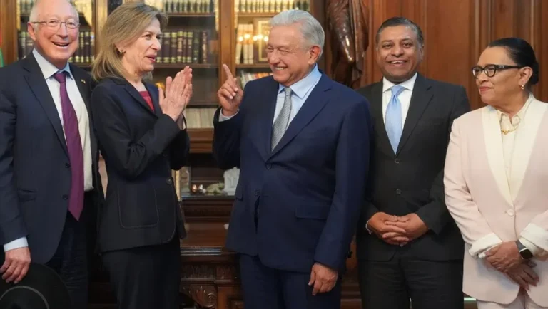 Se reunirán AMLO y Elizabeth Sherwood-Randall por fin del Título 42 en EU