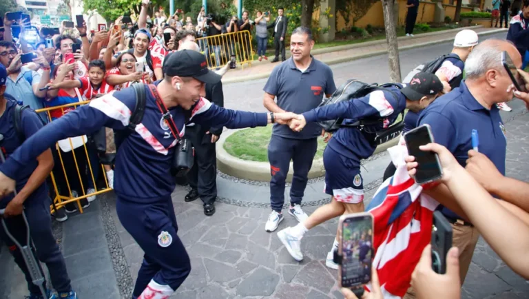 Llega Chivas a Monterrey para final de ida ante Tigres