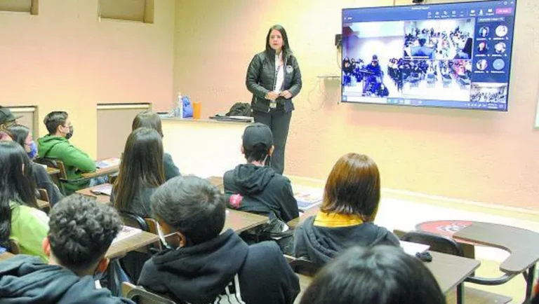 Señalan que a nivel posgrado solo 42% de profesores son mujer