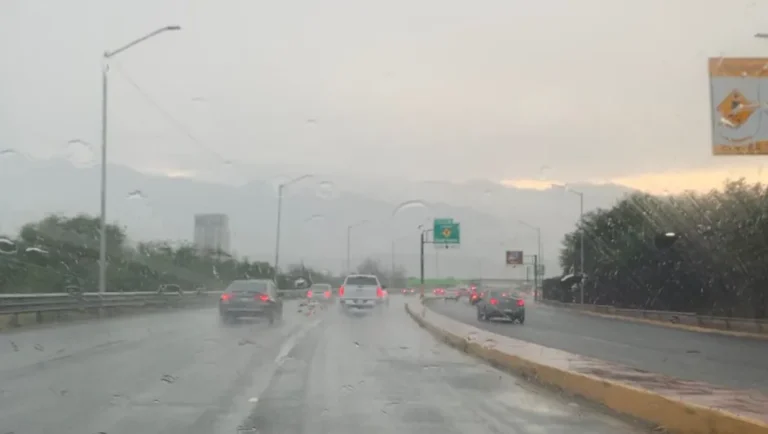 Reportan lluvia moderada, tormenta eléctrica y granizo en NL