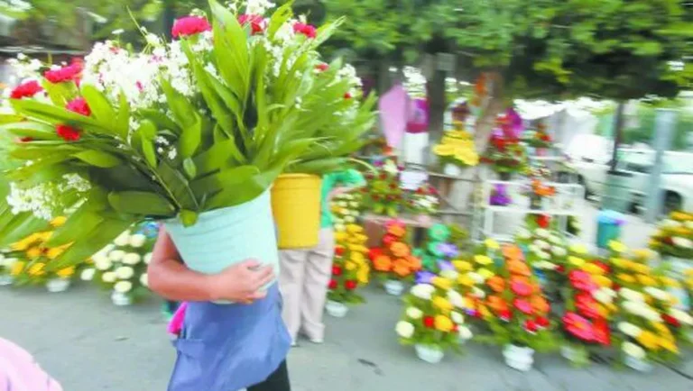 Esperan comerciantes en NL alza en venta de flores