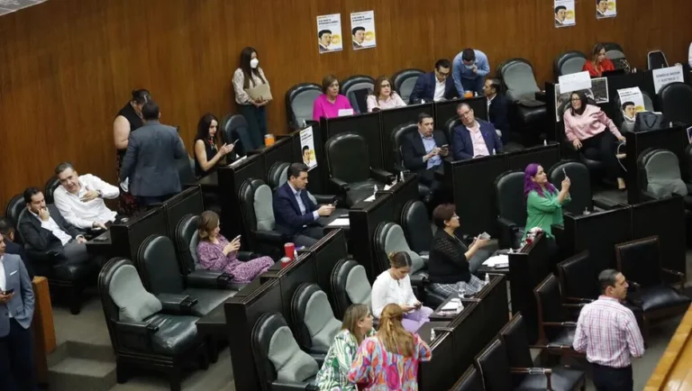 Aprueba Congreso facilidades para reelección de diputados en NL