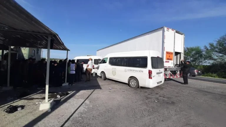 Encuentran a 139 migrantes dentro de la caja de un trailer en NL