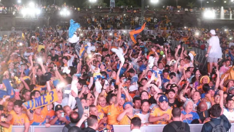 Celebran aficionados de Tigres en la Macroplaza en Monterrey