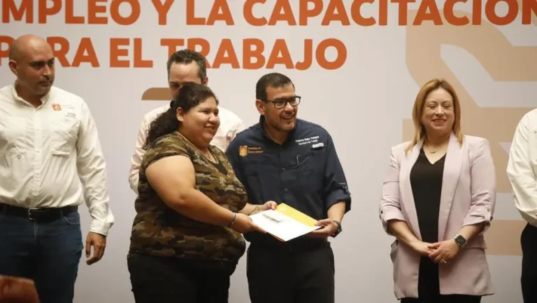 Reconocen en NL a participantes del programa Jóvenes al empleo