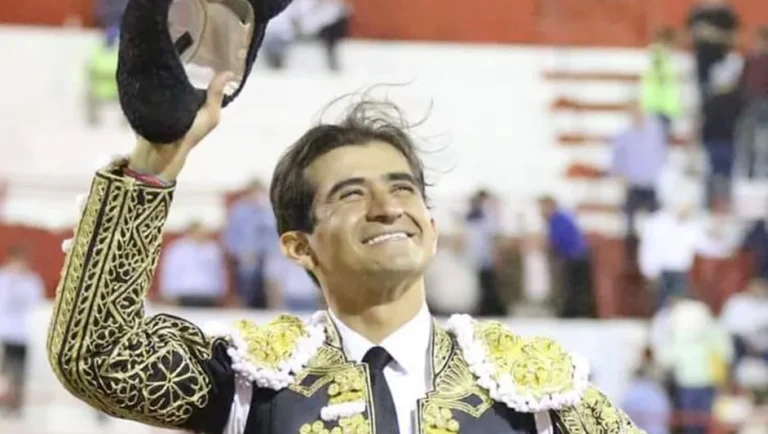 Reportan que torero mexicano, Joselito Adame, se encuentra estable tras recibir cornada