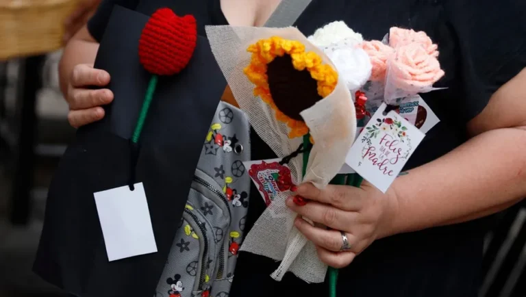 Celebran 10 de mayo vendiendo flores en NL