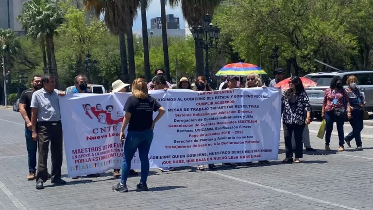 Protestan maestros frente a Congreso de NL y Palacio de Gobierno