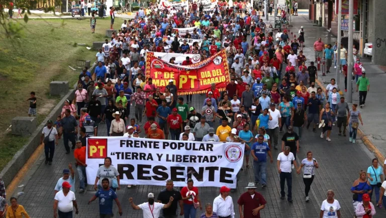 Realizan marcha cientos del PT por el Día del Trabajo