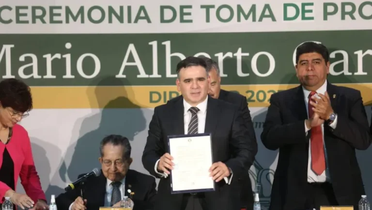 Mario Garza toma protesta como nuevo director de la Facultad de Derecho de la UANL