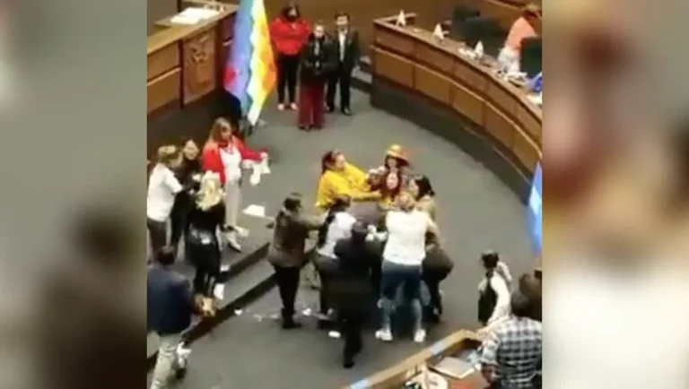 Convierten Parlamento de Bolivia en «campo de batalla»