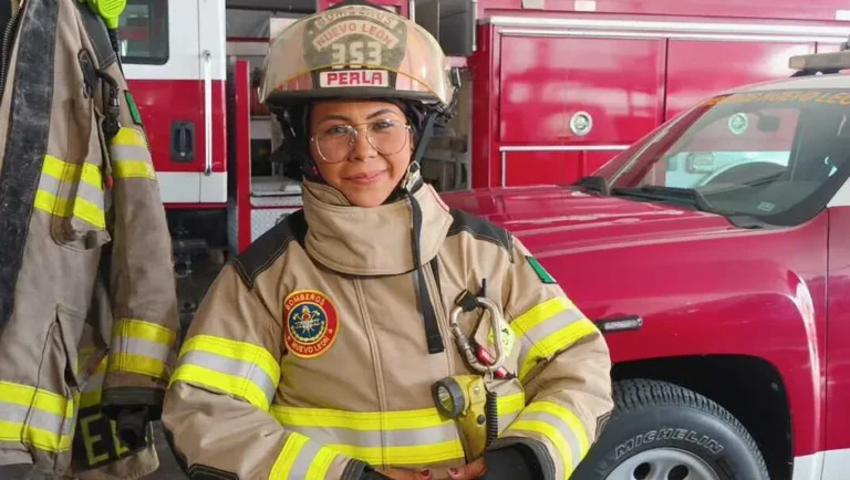 Celebra mujer bombero en Nuevo León el Día de las Madres