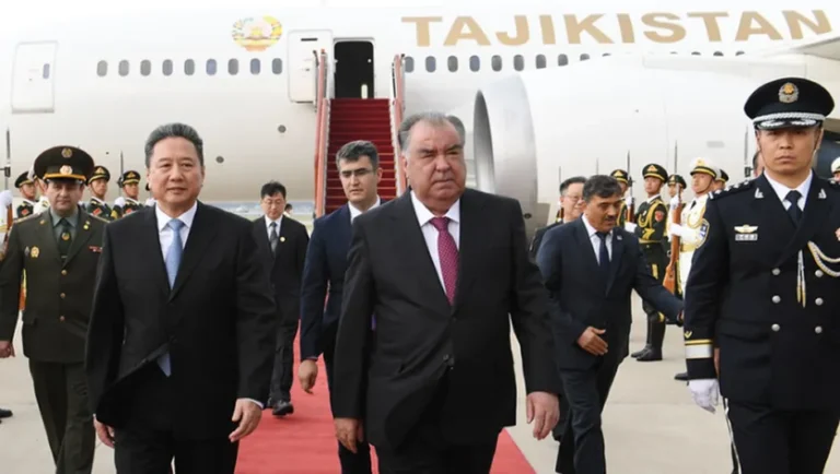 Visita Tayikistán a China en avión presidencial que compró a México