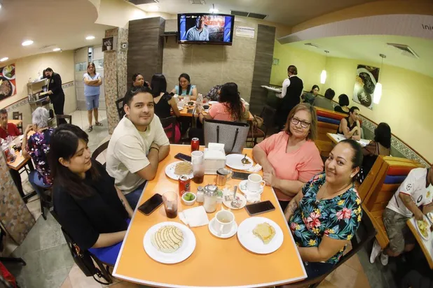 Celebran con flores, comida y mariachi el Día de las Madres en NL