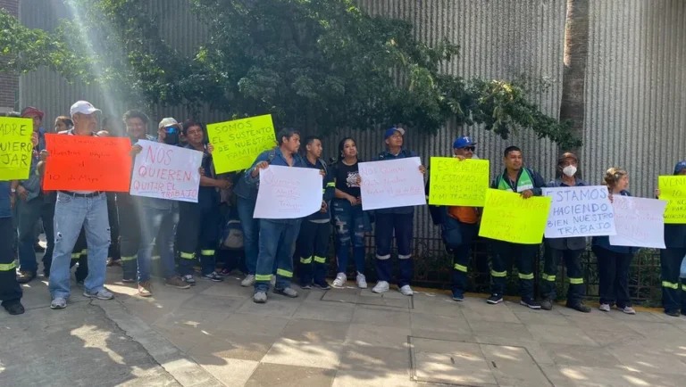 Protestan trabajadores de Simeprode en Congreso de NL