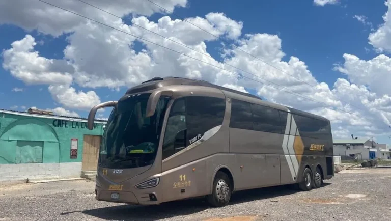 Aparecen choferes y encuentran a 4 migrantes más de autobús secuestrado