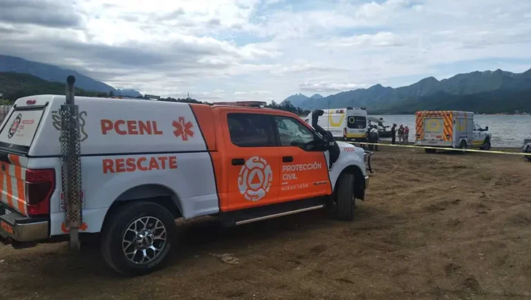 Reportan tres personas cayeron de una embarcación en presa de NL