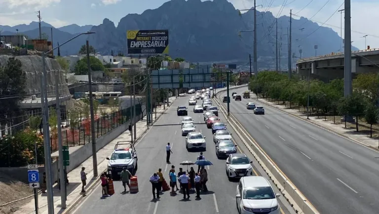 Bloquean avenida Morones Prieto en San Pedro por falta de energía eléctrica