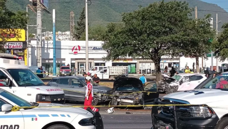 Reportan accidente de 4 vehículos en la avenida Garza Sada; deja dos personas muertas y 5 heridos