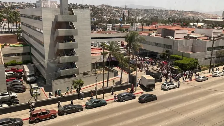 Reportan desalojo de clínica del IMSS por amenaza de bomba en Tijuana