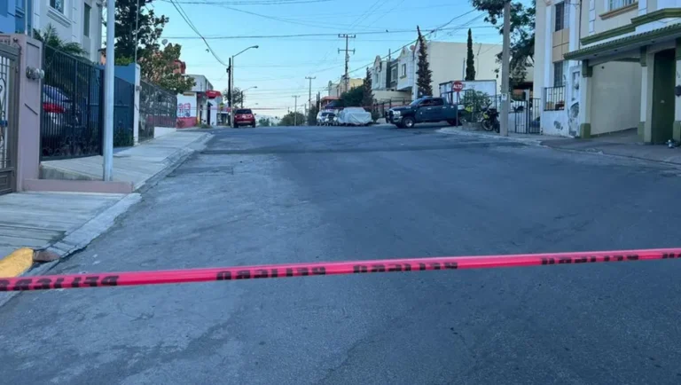 Atacan a balazos a jóvenes afuera de vivienda en Santa Catarina