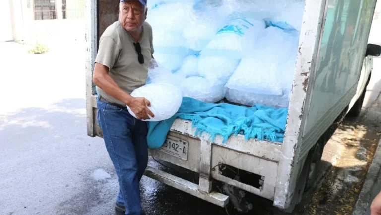 Racionan venta de hielo por alta demanda en Monterrey