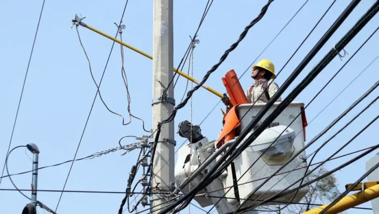 Informan cómo reportar la falta de energía eléctrica en Nuevo León