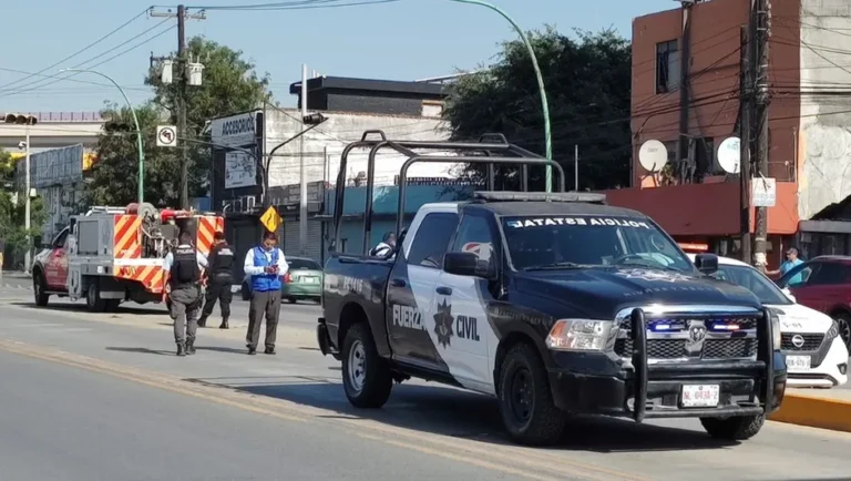 Atropella ambulancia a un hombre en avenida Ruiz Cortines en Monterrey