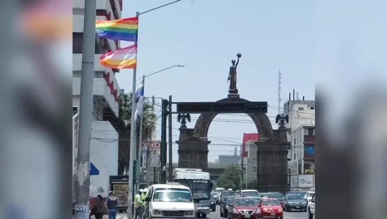 Colocan las primeras banderas previo a Marcha de la Diversidad