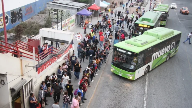 Registran filas de hasta 70 personas para camiones