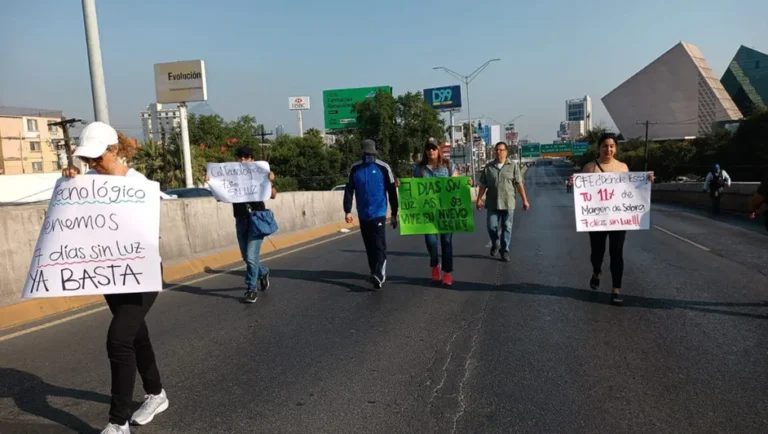 Vecinos bloquean avenida Garza Sada por falta de energía eléctrica