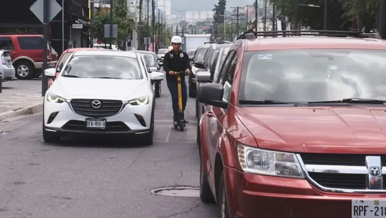 Lanzan llamado por el uso de ‘scooters’ en avenidas de Monterrey