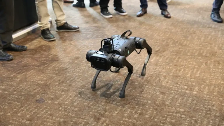 Exhiben en Nuevo León robot cuadrúpedo que utilizan para vigilancia